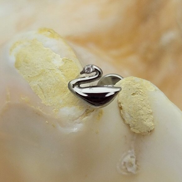 16G Swan labret with CZ gems G23 Titanium cartilage monroe internally threaded - Picture 1 of 2